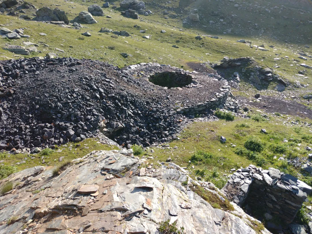 Forno di riduzione con accumulo di minerale ferroso dalla Val Venina